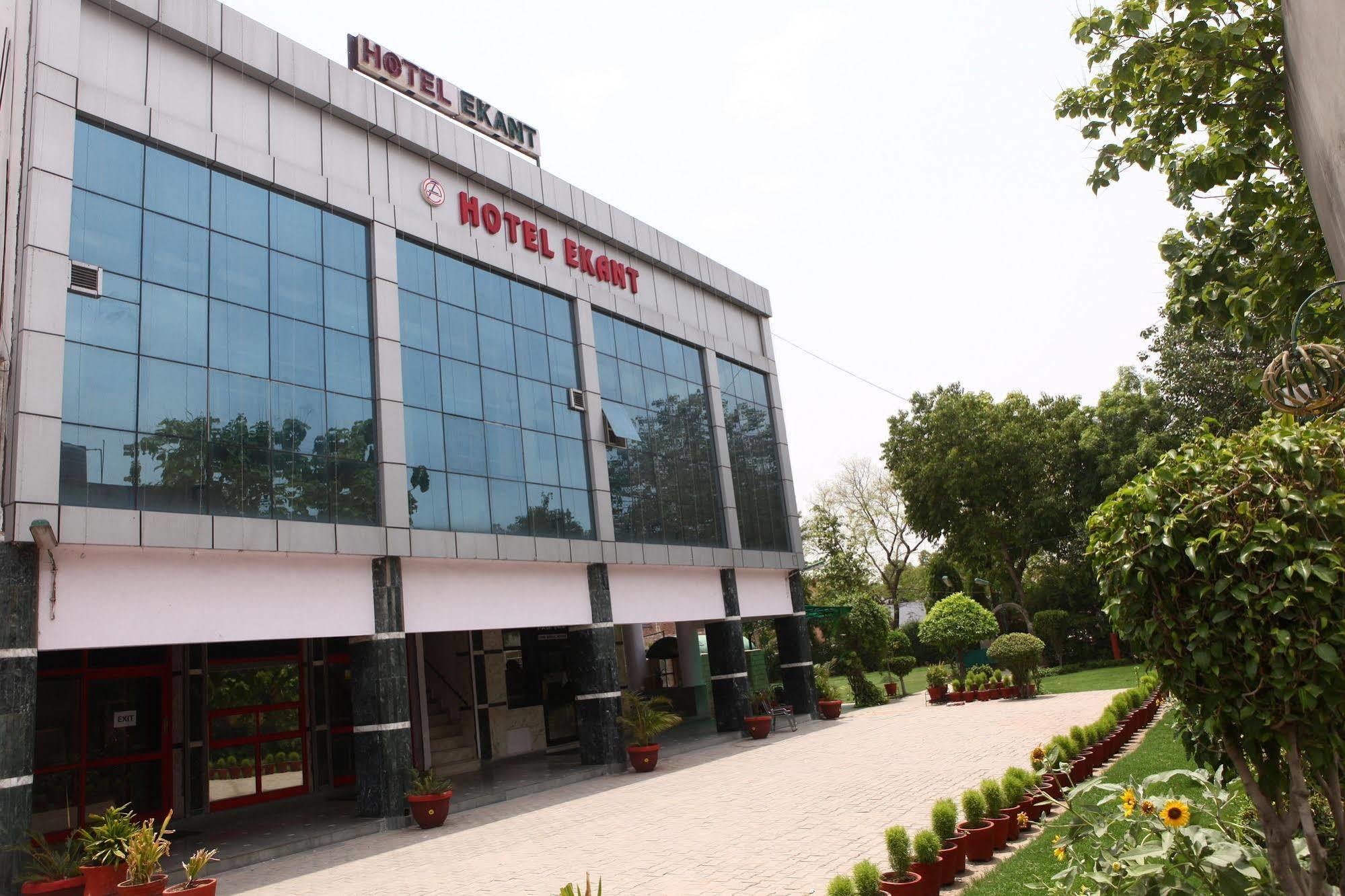 Hotel Ekant ฟารีดาบัด ภายนอก รูปภาพ